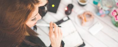 北大校园内学生在树下独坐思考，象征北大树洞文化的起源与高校心理支持生态